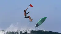 Merah putih di atas amukan ombak di Pantai Lakey, Dompu, NTB. (Foto: Liputan6.com/Miftahul Yani)