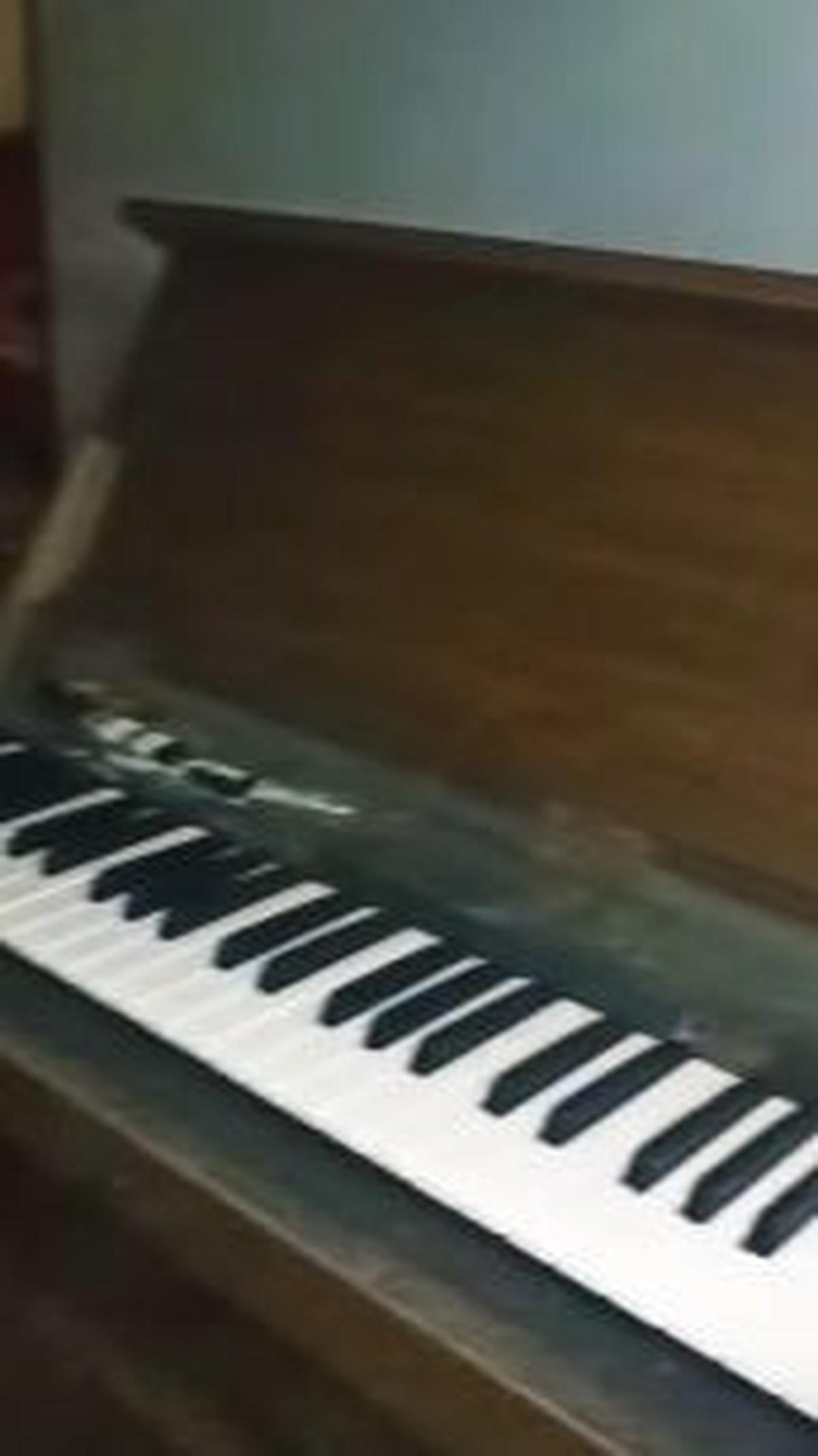 Masih di ruangan yang sama, terdapat satu unit piano. <br>