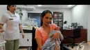 Verlita Evelyn melahirkan anak keduanya di Rumah Sakit (RS) Pondok Indah, Jakarta Selatan, pada Jum'at (25/7/2014)  (Liputan6.com/Andrian M Tunay)