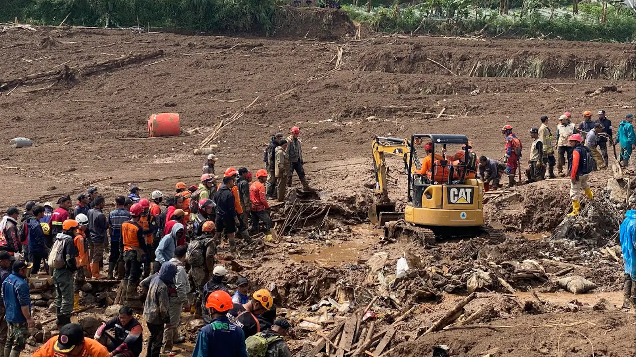 Proses Evakuasi Longsor Cisarua Bandung Barat