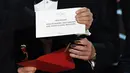 Produser La La Land, Jordan Horowitz menunjukan kartu nomine yang menyatakan film terbaik jatuh pada Moonlight dalam ajang Oscar 2017 di Hollywood, California, AS (26/2). (AFP/Getty Images/Kevin Winter)