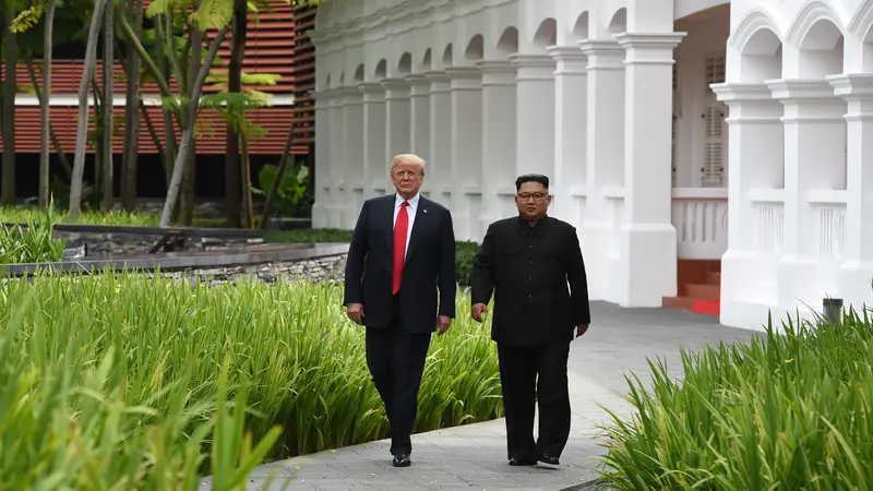 Keakraban Donald Trump dan Kim Jong-un Saat Berjalan di Taman