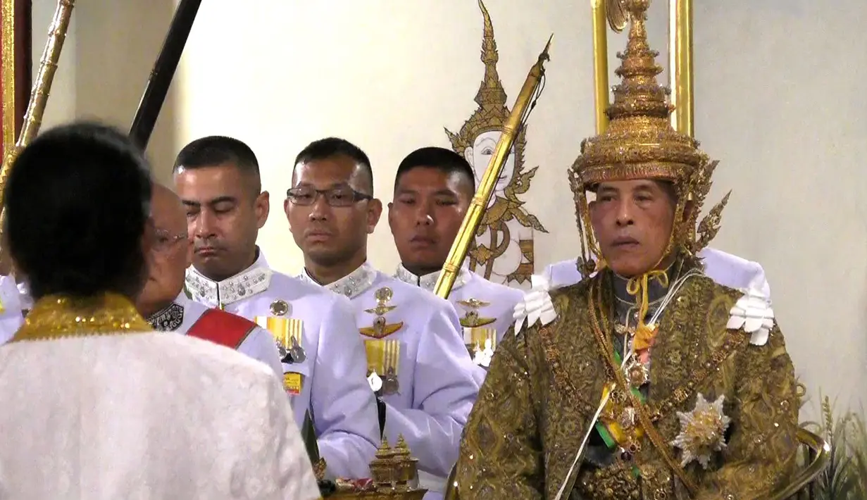 Maha Vajiralongkorn ketika dinobatkan sebagai Raja Thailand dengan gelar Rama X dari Dinasti Chakri di Istana Negara, Bangkok, Sabtu (4/5/2019). Sang raja baru Thailand ini tampak mengenakan mahkota berlapis emas seberat tujuh kilogram lebih. (Photo by Thai TV Pool /Thai Tv Pool/AFP)