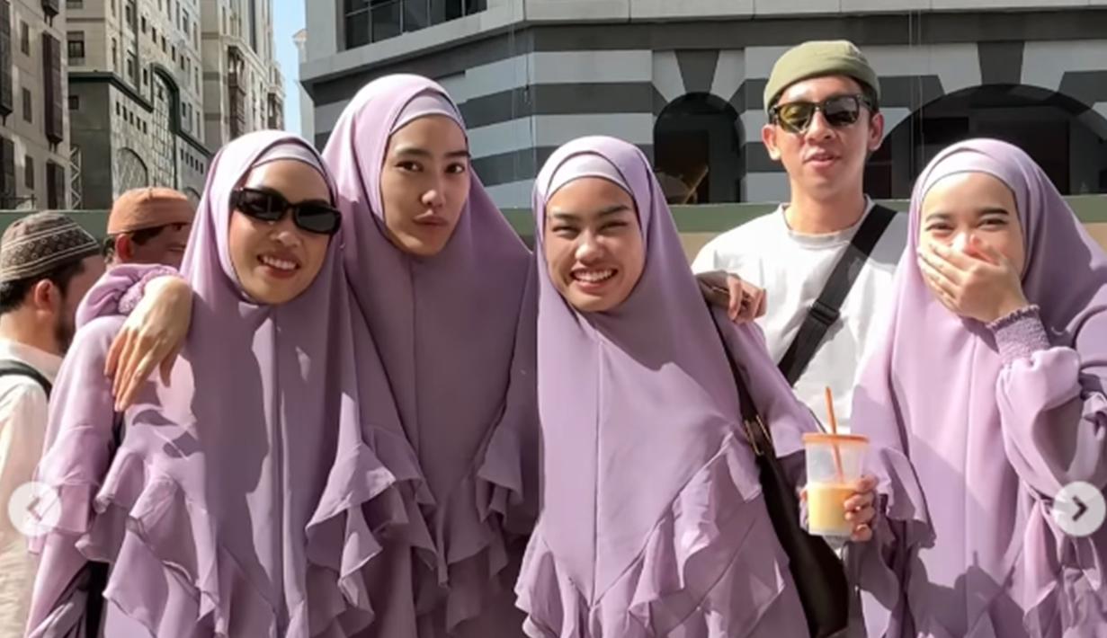 Potret Namira Adjani dan sepupunya mengenakan gamis dengan warna ungu senada ini curi perhatian. Dalam perjalanan umroh kali ini, Alya Rohali tidak turut serta. Namun diketahui Alika boyong anak dan suaminya. Dari foto kebersamaan yang diunggah oleh Jani belum lama ini terlihat jika Namira Adjani, Alika dan Kalya Islamadina memang sangat dekat satu sama lainnya. (Liputan6.com/IG/@namiradjani)
