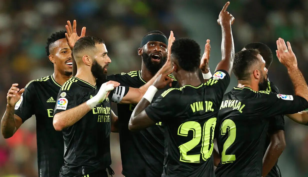 Pemain Real Madrid Karim Benzema (kedua kiri) merayakan dengan rekan satu timnya usai mencetak gol ke gawang Elche pada pertandingan sepak bola La Liga Spanyol di Stadion Martinez Valero, Elche, Spanyol, 19 Oktober 2022. Real Madrid mengalahkan Elche dengan skor 3-0. (AP Photo/Alberto Saiz)