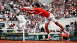 Petenis Serbia, Novak Djokovic memukul bola ke arah lawannya petenis Swiss, Henri Laaksonen pada putaran kedua Prancis Terbuka 2019 di Stadion Rolland Garros, Kamis (30/5/2019). Djokovic untuk ke-14 kalinya melaju ke babak ketiga Prancis Terbuka usai menang 6-1, 6-4 6-3. (REUTERS/Kai Pfaffenbach)