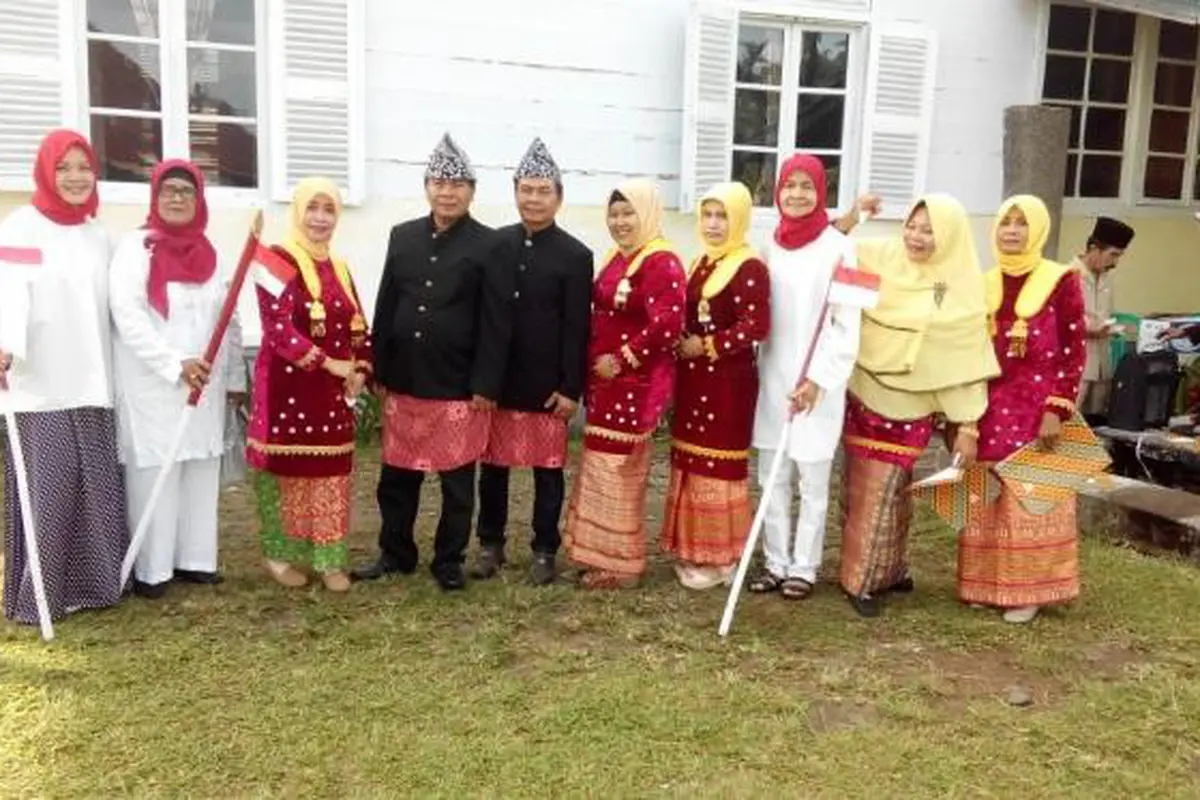 Keluarga Fatmawati Bung Karno Upacara Pakai Baju Adat Bengkulu