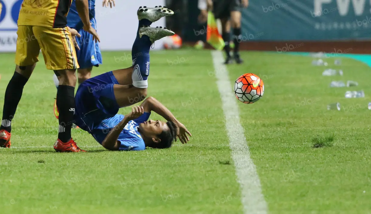Pemain Persib, Samsul Arif terjatuh saat berebut bola dengan pemain Mitra Kukar pada laga Torabika SC 2016 di Stadion Gelora Bandung Lautan Api, Sabtu (18/6/2016). (Bola.com/Nicklas Hanoatubun)