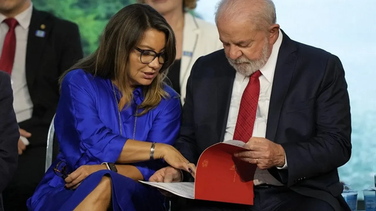 Presiden Brasil Luiz Inacio Lula da Silva dan Ibu Negara Rosangela da Silva pada 16 Maret 2023.