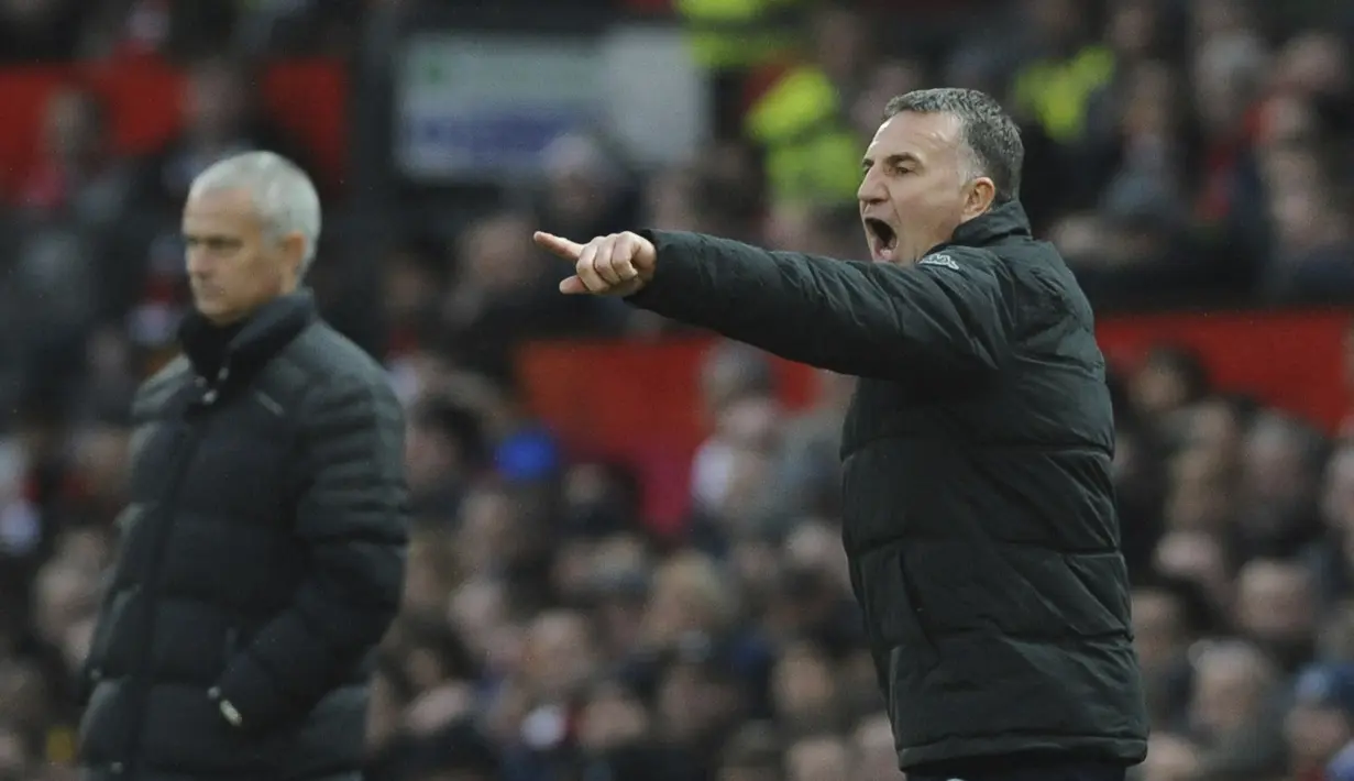 Gaya pelatih Wigan, Warren Joyce memberikan petunjuk kepada pemainnya saat melawan Manchester United pada putaran keempat Piala FA di Old Trafford, Manchester,  (29/1/2017). Manchester United menang 4-0. (AP/Rui Vieira)