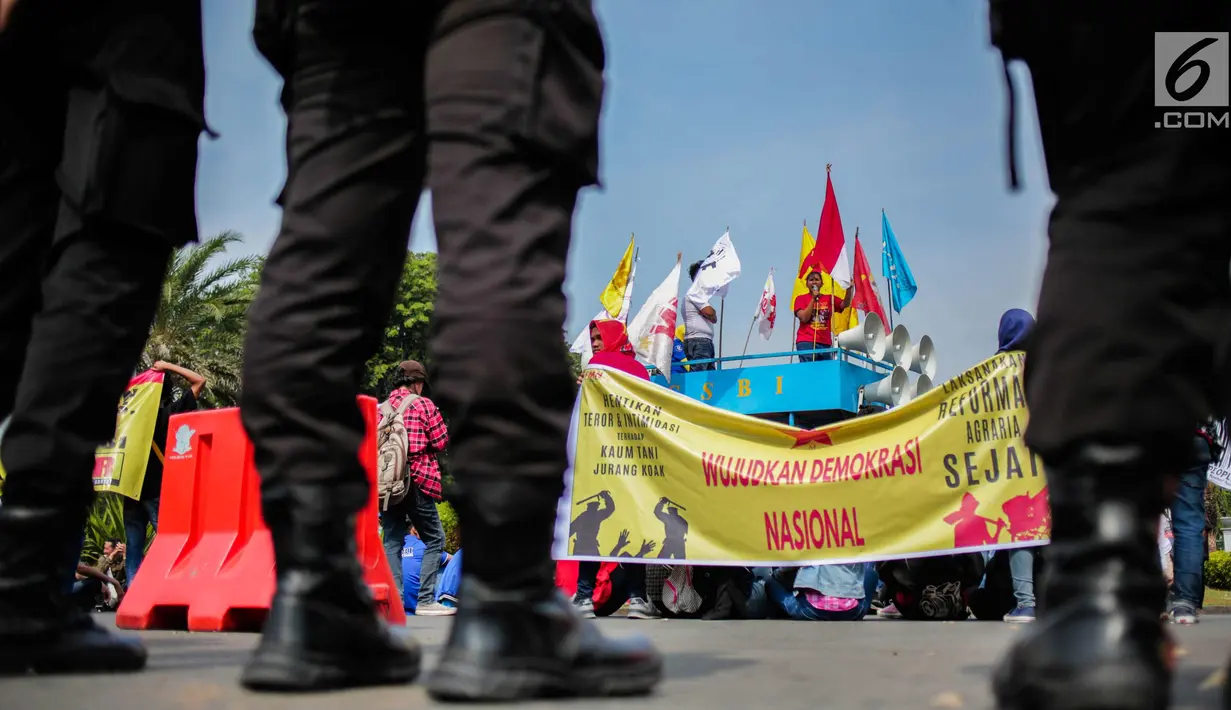 Massa yang tergabung dalam Front Perjuangan Rakyat (FPR) menggelar aksi unjuk rasa di depan Istana Negara, Jakarta, Senin (25/9). Aksi tersebut sebagai peringatan Hari Tani Nasional (HTN) 2017. (Liputan6.com/Faizal Fanani)