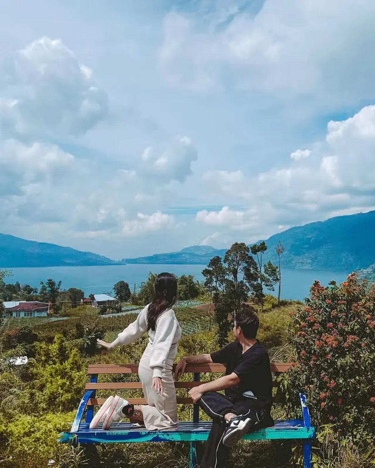 8 Potret Awkarin Ajak Pacar ke Padang, Bak Prewed Pakai Baju Adat