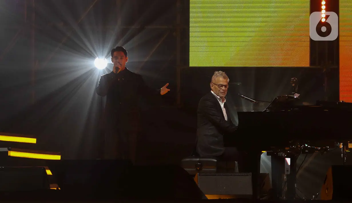 Afgan menjadi penampil pembuka konser David Foster dengan membawakan lagu "Feeling Good." (Liputan6.com/Herman Zakharia)