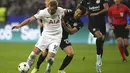 Penyerang Tottenham Hotspur Harry Kane berebut bola dengan bek Eintracht Frankfurt Makoto Hasebe  pada laga lanjutan fase Grup D Liga Champions 2022/2023 di Waldstadion, Rabu (5/10/2022) dini hari WIB. Duel Eintracht Frankfurt vs Tottenham Hotspur dalam lanjutan Liga Champions berakhir tanpa pemenang. (AP Photo/Michael Probst)