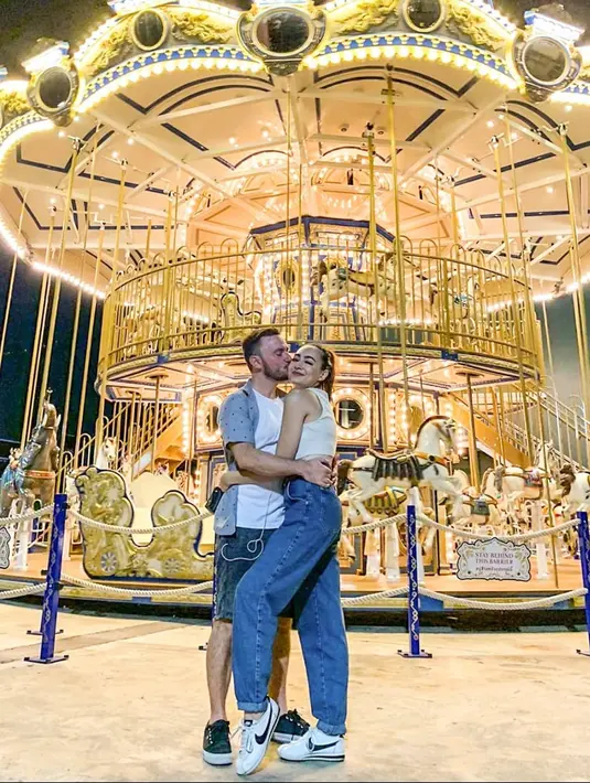 Tampil romantis saat melamar Dewi Rezer di Bali, Ethan Alarmk terlihat bersimpuh sambil menyodorkan cincin kepadanya. Tidak perlu berpikir lama, Dewi Rezer pun langsung menerima lamaran tersebut. (Liputan6.com/IG/@rezerdewi)