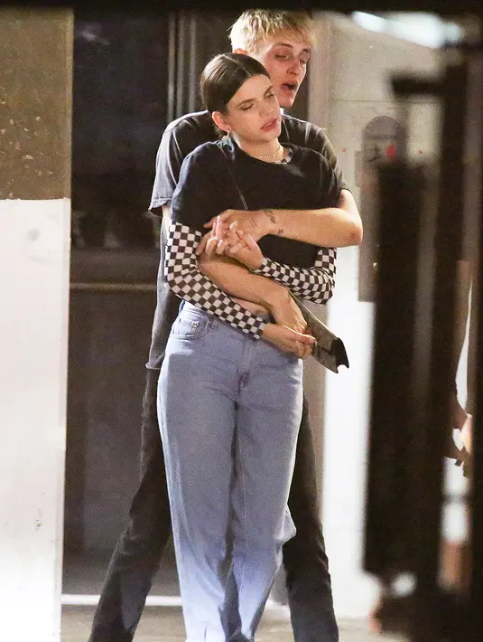 Karena wanita yang tertangkap kamera bermesraan dengannya miliki bentuk wajah dan gaya yang mirip dengan Kendaall. (MR.CANON / SPLASHNEWS.COM/HollywoodLife)