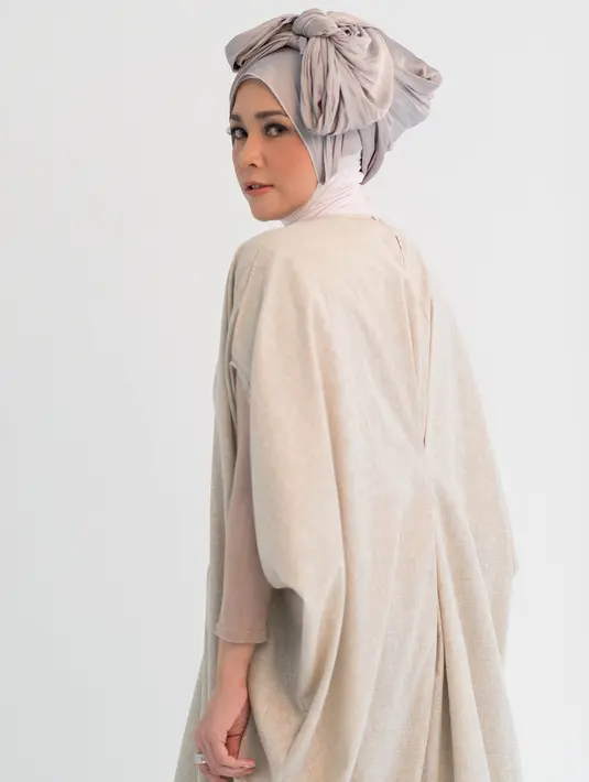 Lewat label Kayara, Maia Estianty menekuni bisnis busana. (Wardrobe by Kayara. Desmond Manulang/Bintang.com)