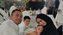 Keduanya juga sempat bertemu satu sama lain. Nagita Slavina tampil menawan dengan khimar dan gamis serba hitamnya. Sementara, Paula Verhoeven tampil memesona dengan khimar tosca dan kacamata hitamnya. [@raffinagita1717]