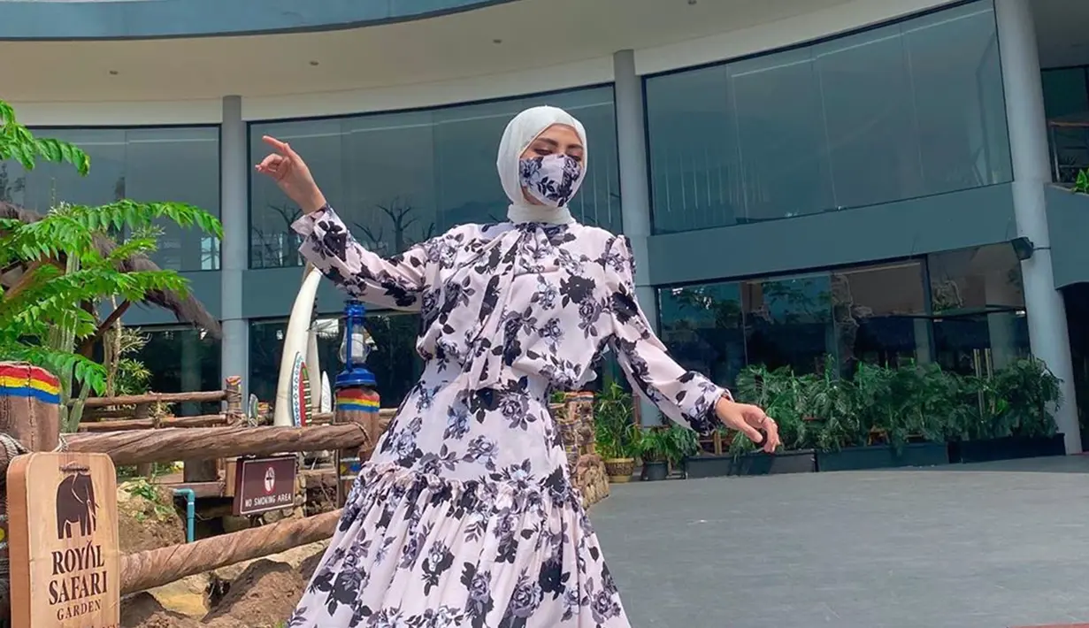 Setelah lulus dari sekolah fashion LPTB SUSAN BUDIHARDJO, Bella Shofie kini disibukkan dengan aktivitas mendesain baju. Ia pun mengembangkan clothing linenya sendiri. (Liputan6.com/IG/bellashofie_rigan)
