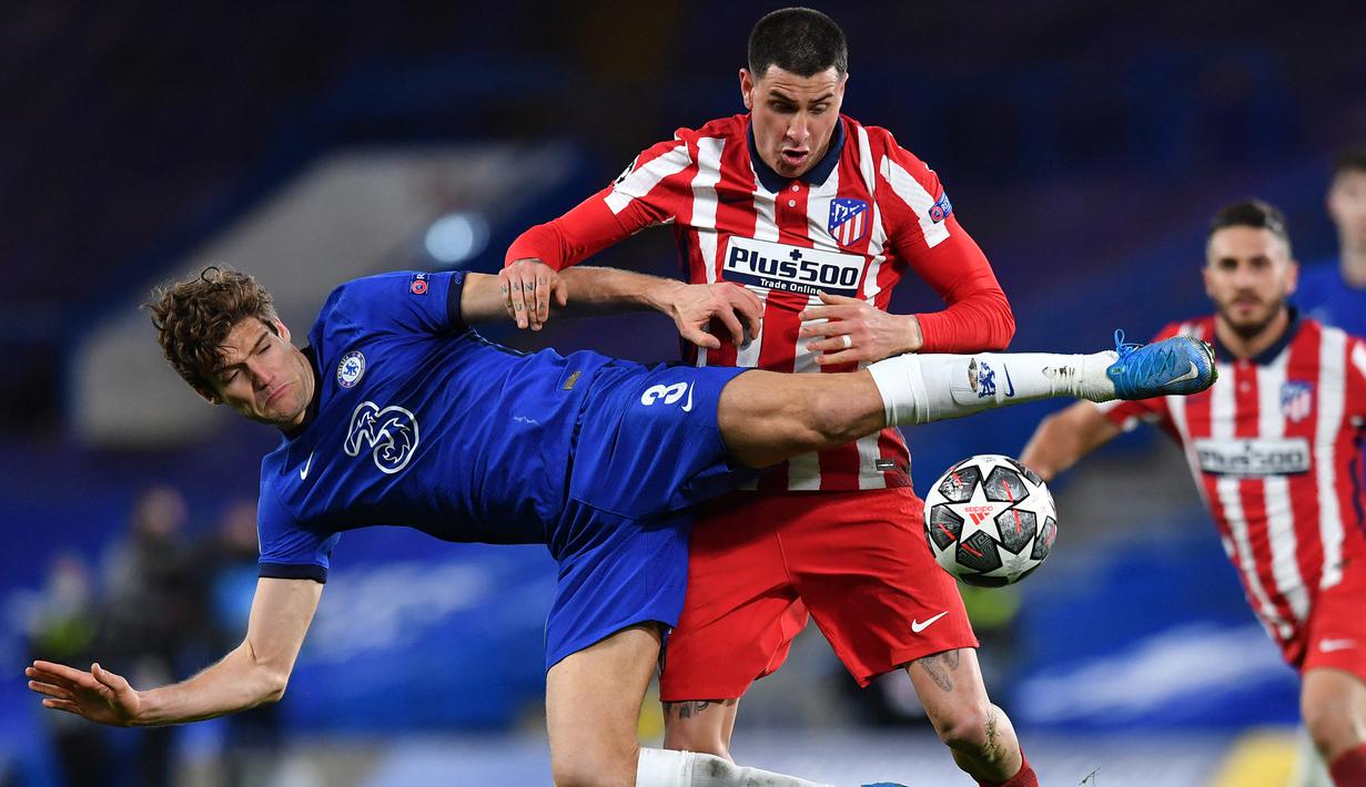 Bek Chelsea, Marcos Alonso (kiri) berebut bola dengan bek Atletico Madrid, Jose Gimenez dalam laga leg kedua babak 16 besar Liga Champions 2020/2021 di Stamford Bridges, London, Rabu (17/3/2021). Chelsea menang 2-0 atas Atletico Madrid. (AFP/Ben Stansall)