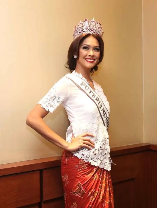 "Saya sangat terharu, sempat nangis. Karena saya memang mengidolakan mbak Dian Sastro. Dan dia bisa menghidupkan karakter ibu kita Kartini," kata Bunga Jelitha di Plaza Senayan XXI, Senayan, Jakarta Pusat, Jumat (7/3). (Nurwahyunan/Bintang.com)