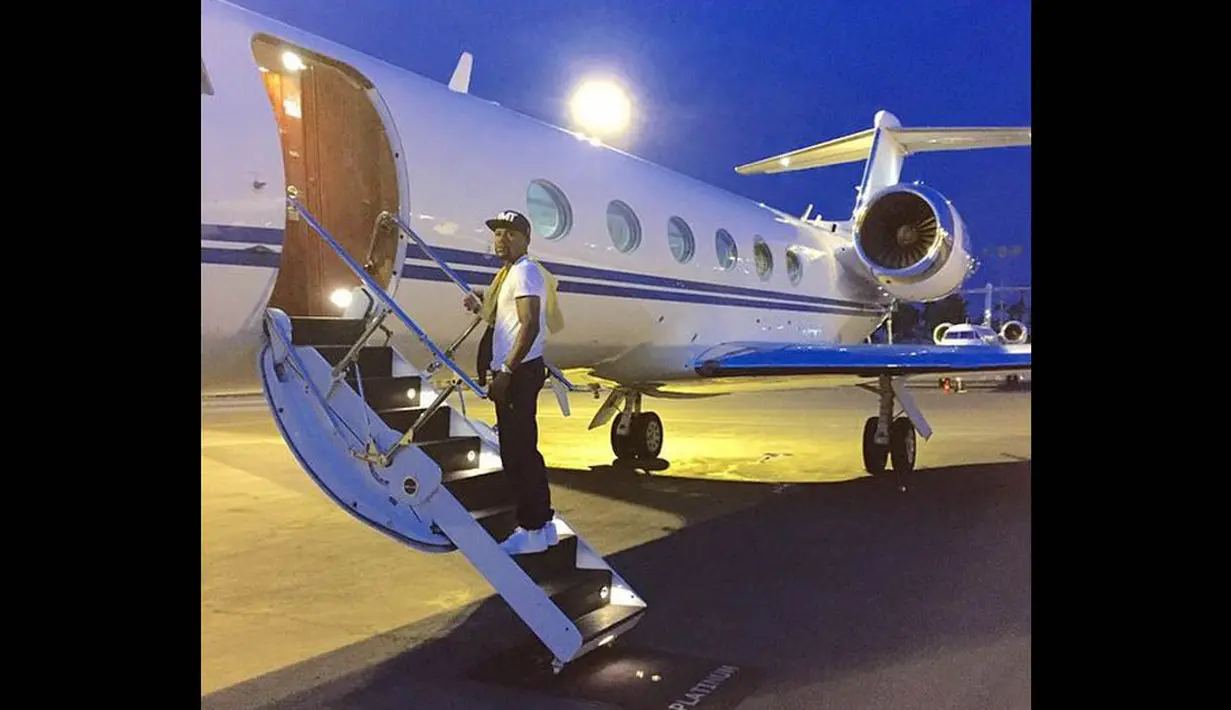Petinju AS, Floyd Mayweather menggungah foto saat menaiki pesawat pribadinya untuk berbelanja di negara bagian lain. (instagram.com/floydmayweather)