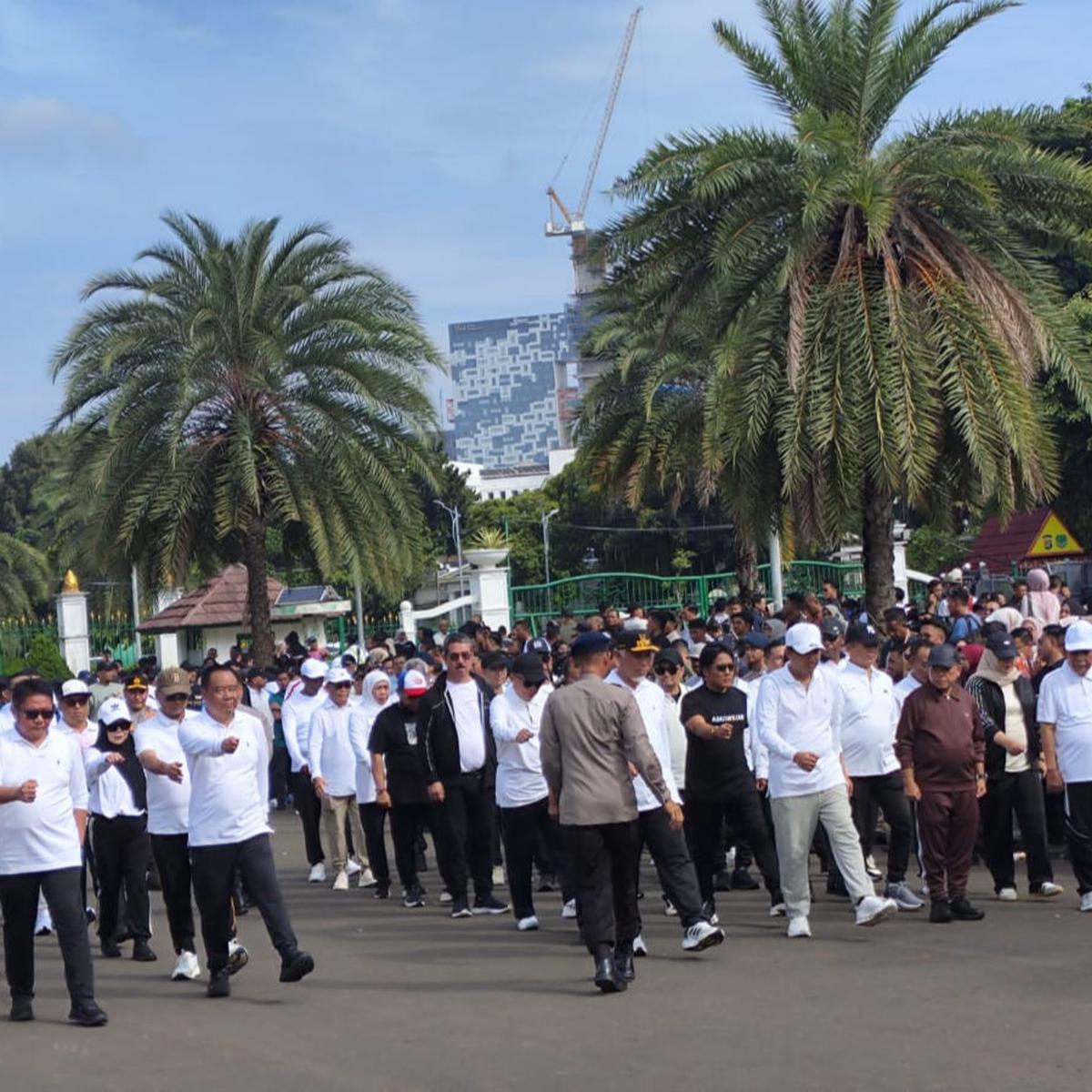 kepala daerah terpilih latihan berbaris di monas