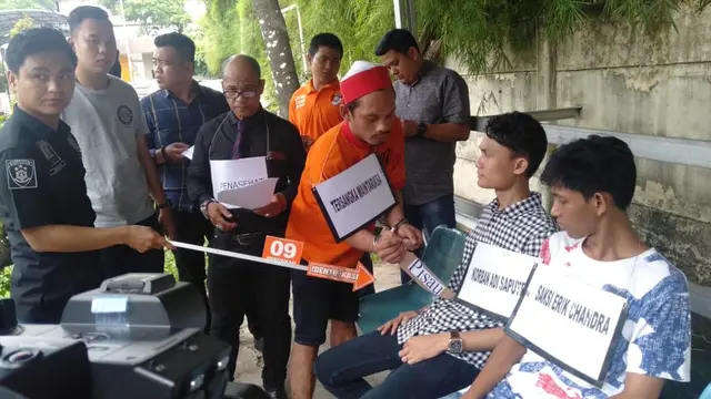 Senyuman Tersangka Pembunuhan Calon Pengantin di Palembang Saat Rekontruksi