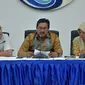 Dirjen SDPPI DR Ismail (tengah) didampingi Anggota KRT BRTI Ketut dan Perwakilan Ditjen PPI Kemkominfo dalam konferensi pers mengenai nasib Bolt dan First Media (Foto: Kemkominfo)