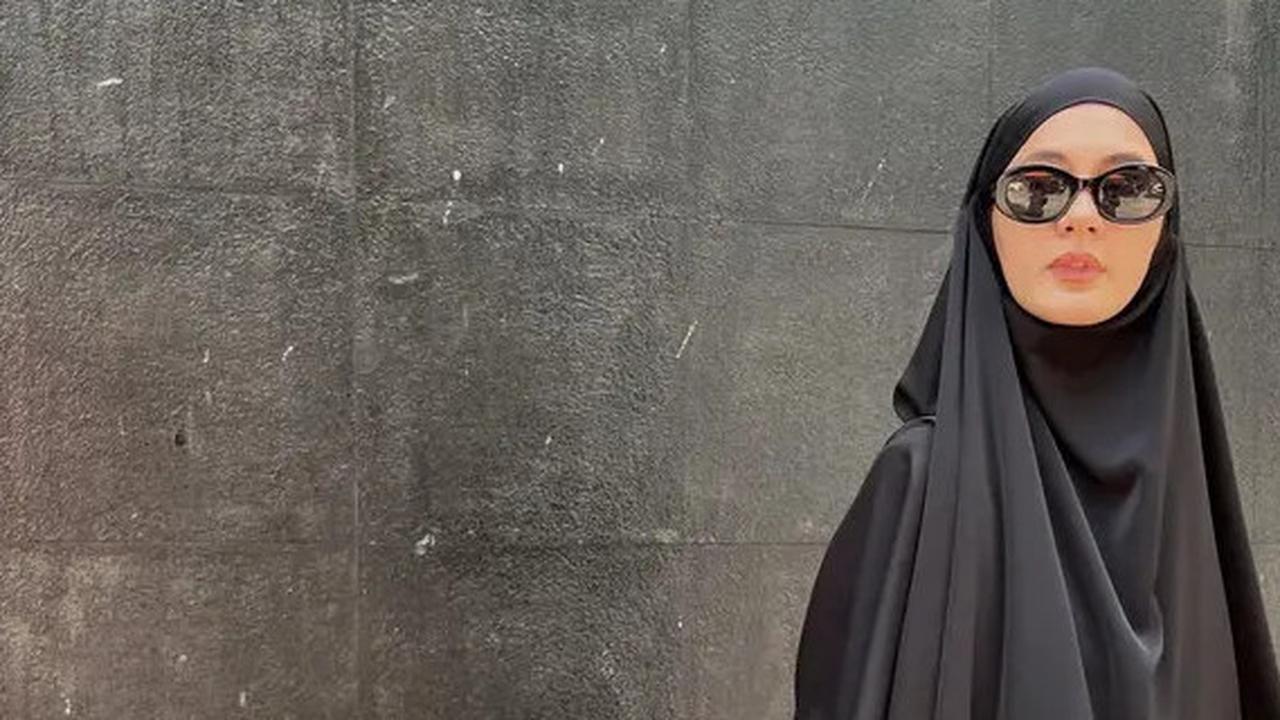 Potret Cantik Menawan Paula Verhoeven Tampil dengan Gaya Syar'i, Pakai Abaya Hitam dan Sandal Hermes Sambil Tenteng Tas Mewah