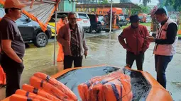 Corporate Secretary BRI, Dhanny menyampaikan kalau bantuan diserahkan langsung oleh Tim Satuan Tanggap Bencana ‘Tim Elang Relawan BRI’ melalui Unit Kerja BRI terdekat di wilayah yang terdampak bencana banjir. (Sumber: BRI Peduli)