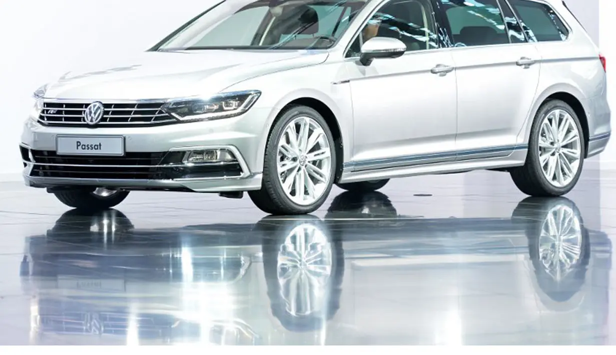 Passat baru mulai dijual di Eropa pada bulan Juli 2014 dengan kisaran harga 25,875 euro untuk kelas sedan dan 25.950 euro (estate). (3/7/2014). (AFP PHOTO/DPA/Ralf Hirschberger)