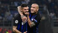 Striker Inter Milan, Mauro Icardi (kiri), merayakan gol bersama Radja Nainggolan ke gawang Tottenham Hotspur pada laga Liga Champions, di Giuseppe Meazza, Selasa (18/9/2018). (AFP/Miguel Medina)