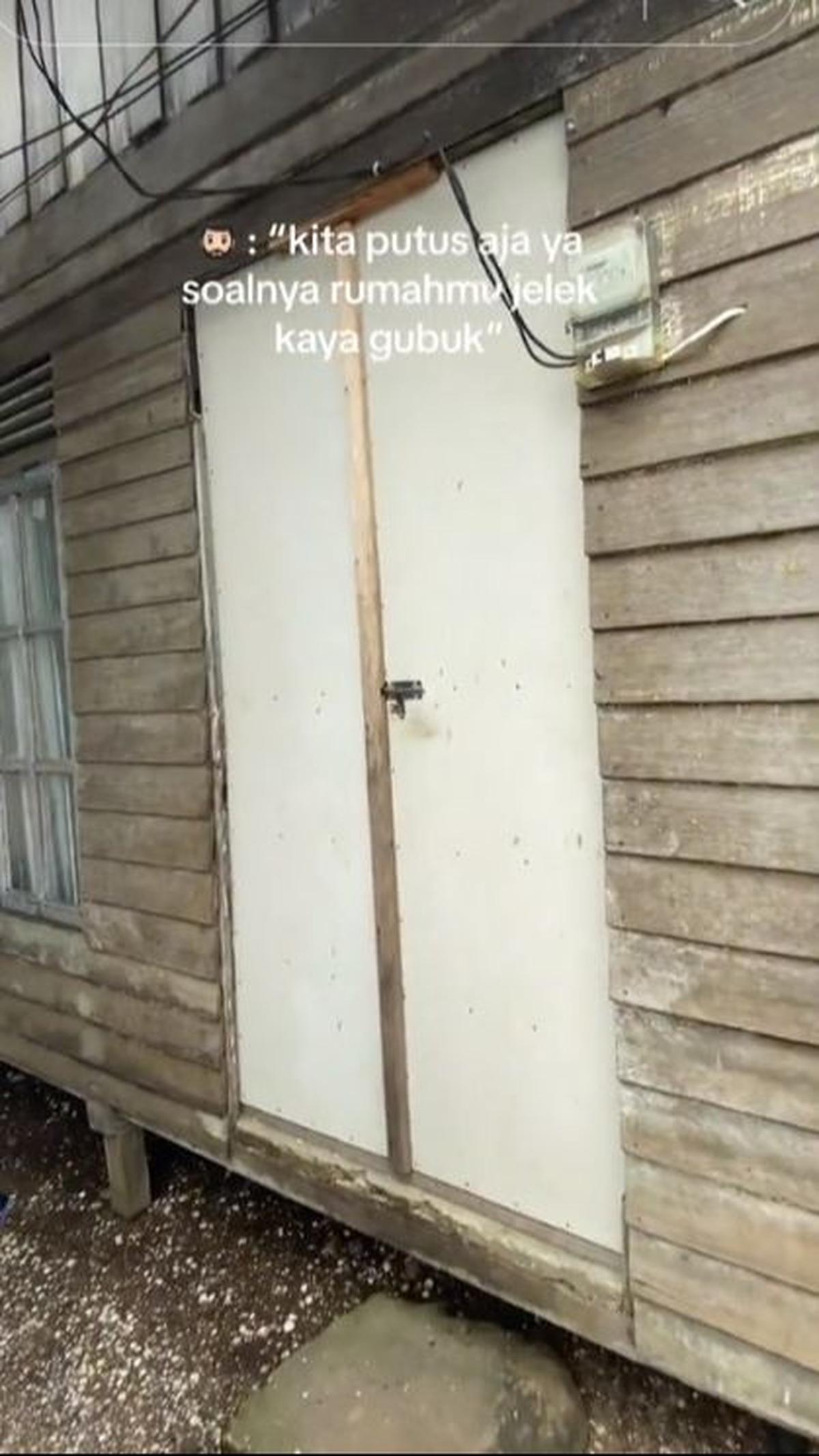 Ternyata si cowok hanya menilai dari luar saja. Alvi kemudian menunjukkan isi rumahnya yang bikin orang terkejut.