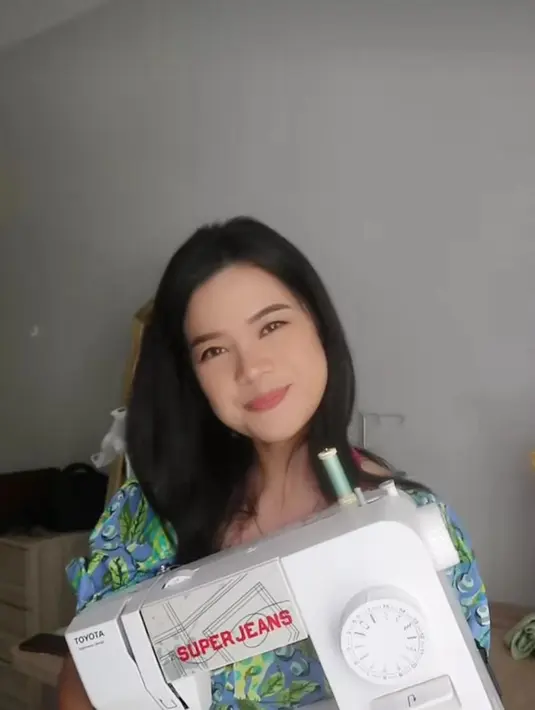 Bukan untuk dijual, baju-baju yang dibuatnya untuk dipakaikannya sendiri. [instagram/sisisinta]