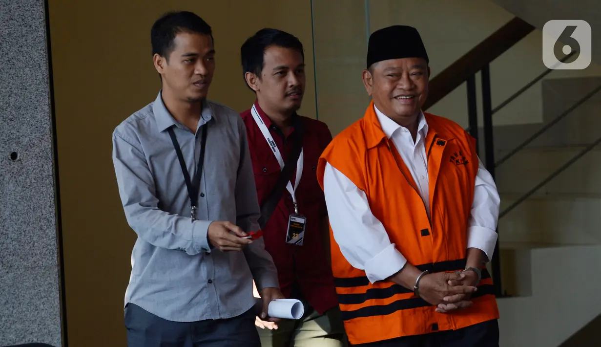 Bupati Sidoarjo Saiful Ilah (kanan) usai menjalani pemeriksaan penyidik KPK di Gedung KPK, Jakarta, Kamis (23/1/2020). Saiful Ilah diperiksa sebagai tersangka terkait dugaan menerima suap dalam proyek infrastruktur di Dinas PUPR Kabupaten Sidoarjo. (merdeka.com/Dwi Narwoko)