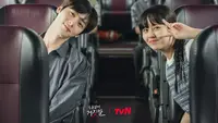 Dalam foto keduanya bersama, Kim So Hyun berpose dengan tanda V yang lucu sementara Hwang Minhyun tersenyum lembut di sampingnya, menonjolkan suasana ceria mereka. (Foto: tvN via Soompi)