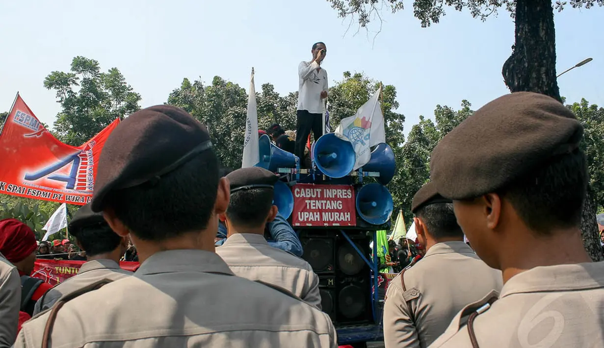 Di depan Balai Kota, Jakarta, ratusan buruh berorasi menyampaikan tuntutan mereka , Kamis (2/10/14). (Liputan6.com/Faizal Fanani)