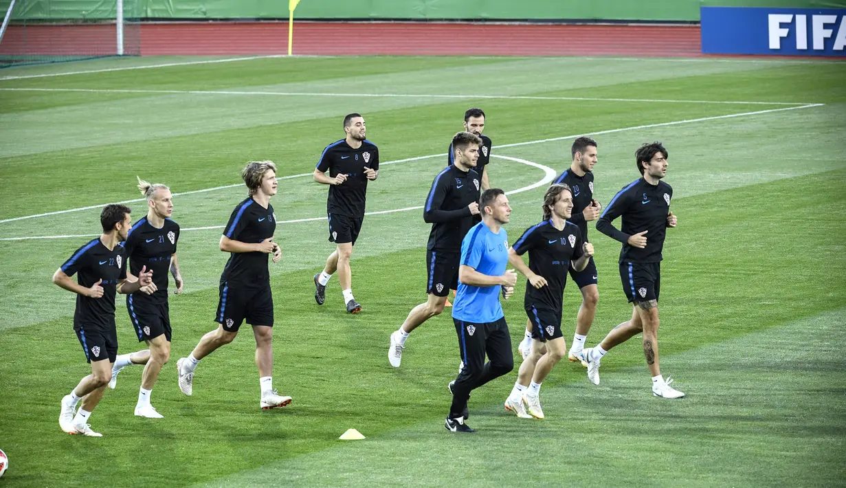 Pemain Kroasia, Luca Modric (depan tengah) bersama rekan setimnya lari-lari kecil saat sesi latihan di Lapangan Luzhniki, Moskow, Rusia, Senin (9/7). Kroasia akan menghadapi Inggris pada laga semifinal Piala Dunia 2018. (Alexander NEMENOV/AFP)
