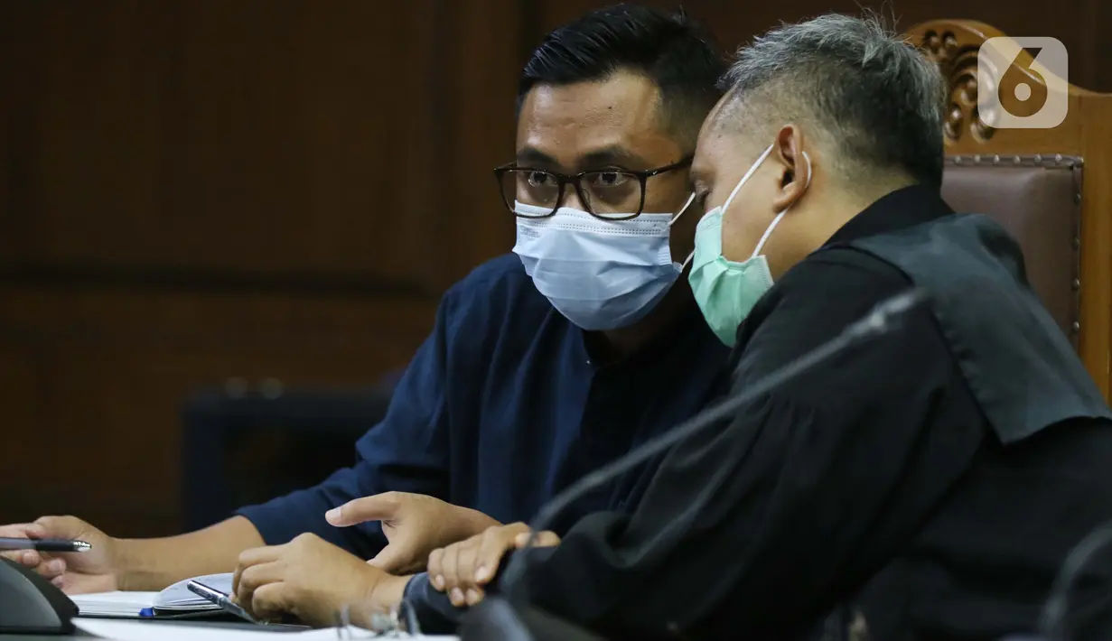 Terdakwa perantara suap dari Djoko Tjandra kepada Jaksa Pinangki Sirna Malasari terkait pengurusan fatwa di Mahkamah Agung (MA), Andi Irfan Jaya (kiri) saat menjalani sidang di Pengadilan Tipikor, Jakarta, Rabu (2/12/2020). Sidang mendengar keterangan saksi. (Liputan6.com/Helmi Fithriansyah)