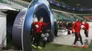 Para pemain Manchester Unitedsaat melakukan uji coba lapangan persiapan menghadapi Wolfsburg pada leg kedua Liga Champions di Stadion Volkswagen Arena, Wolfsburg, Germany, Senin (7/12/2015).  ( Reuters / Carl Recine)