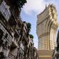 Hotel dan kasino Grand Lisboa di Macau dipaksa ditutup usai ditemukan belasan kasus positif Covid-19. (dok. ANTHONY WALLACE / AFP)
