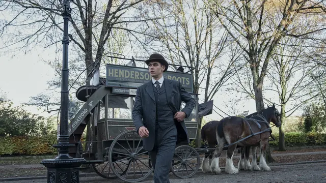 Hero Fiennes Tiffin di  Young Sherlock. (Daniel Smith/ Prime Video)