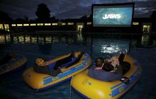 Sensasi unik nonton bioskop di kolam renang