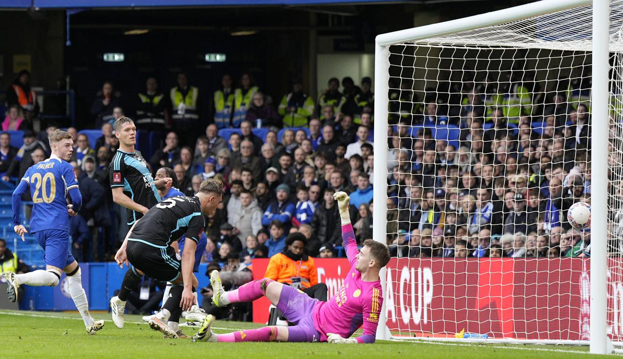 Gelandang Chelsea, Cole Palmer (kiri) mencetak gol kedua timnya ke gawang Leicester City pada laga perempatfinal Piala FA 2023/2024 di Stamford Bridge, London, Minggu (17/3/2024). (AP Photo/Dave Shopland)