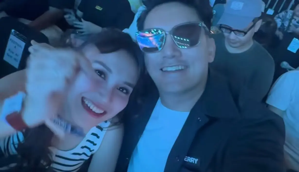 Sementara itu Boy William mengenakan kaos putih dipadukan outer hitam. Dengan kacamata hitamnya. [@boywilliam17]