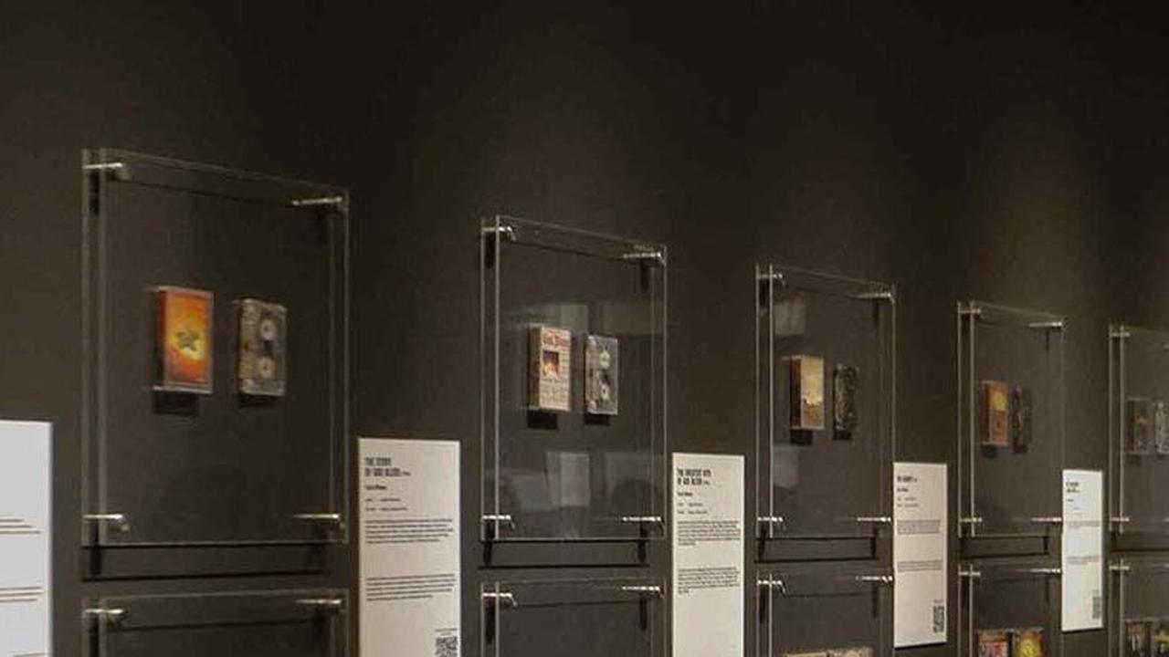 FOTO: Melihat Pameran Retrospektif 50 Tahun God Bless, Tampilkan Koleksi Karya dan Kostum