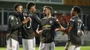 Para pemain Manchester United merayakan gol yang dicetak oleh Marcus Rashford ke gawang Luton Town pada Piala Liga Inggris di Stadion Kenilworth Road, Rabu (23/9/2020). Setan Merah menang dengan skor 3-0. (Nick Potts/Pool via AP)