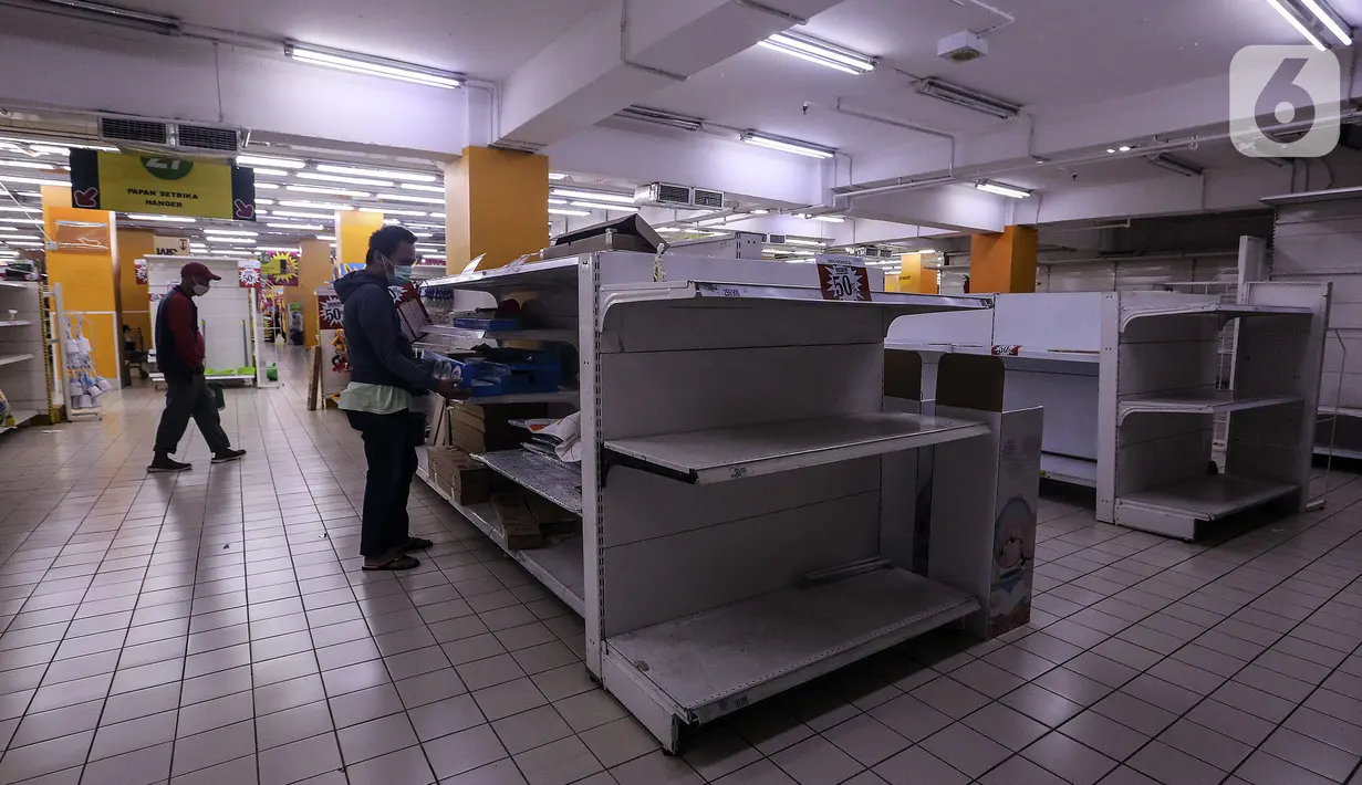 Konsumen memilih barang kebutuhan di salah satu gerai supermarket Giant di Jakarta, Kamis (4/3/2021). Menurut pengakuan karyawan yang bekerja bahwa store Giant ini akan ditutup pada 4 April mendatang. (Liputan6.com/Johan Tallo)