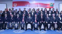 Ketua Umum PBSI, Wiranto (tengah) saat berfoto bersama jajaran pengurus PBSI usai pelantikan pengurus Masa bakti 2016-2020 di Senayan, Jakarta, Kamis (19/1/2017). (Bola.com/Nicklas Hanoatubun)